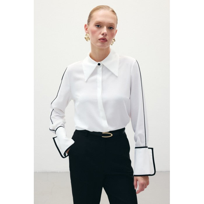 Класическа риза в бяло с контрастни детайли